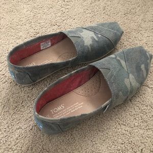 TOMS women’s shoes size 7.5